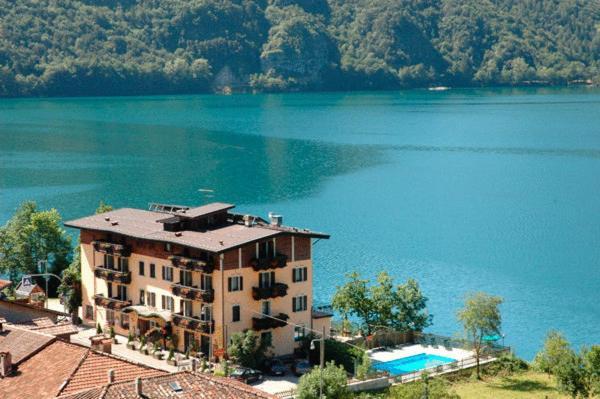Albergo Mezzolago Exterior photo